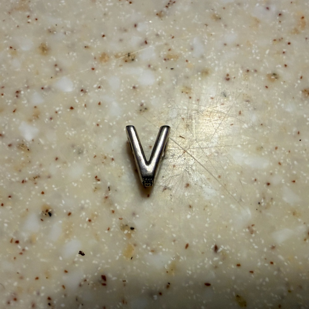 Pandora V charm - Picture 2 of 3